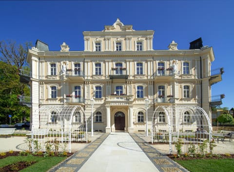 Property building, Facade/entrance, Day