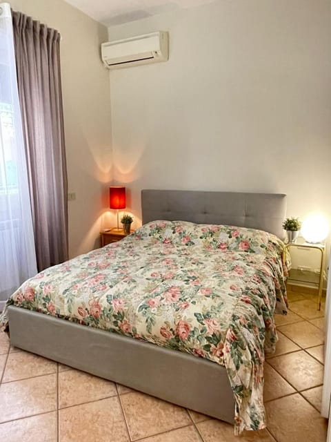 Bed, Photo of the whole room, Bedroom, air conditioner