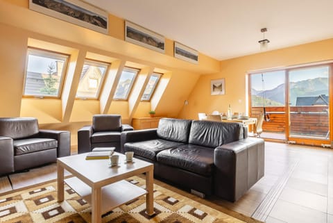 Balcony/Terrace, Living room, Seating area, Mountain view