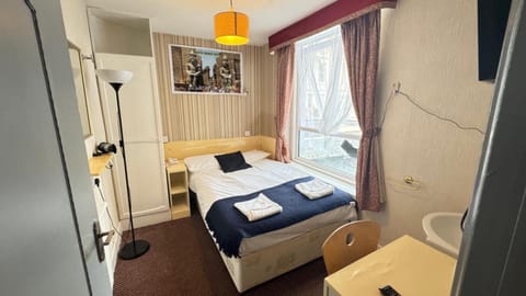 Bed, TV and multimedia, Photo of the whole room, Bedroom, towels