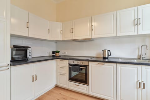 Coffee/tea facilities, dishwasher, oven, pet friendly, stove, toaster