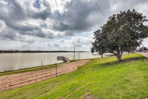 Walk to Lake Chicot Cottage with Yard and Views! House in Mississippi