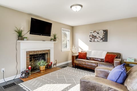 2 Mi to UD Pet-Friendly Home with Fenced Yard! House in Kettering