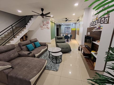 Communal lounge/ TV room, TV and multimedia, Kitchen or kitchenette, Living room, Decorative detail, Seating area, Dining area, Evening entertainment, air conditioner