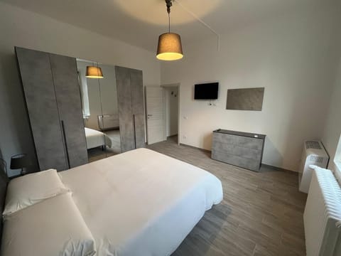 TV and multimedia, Living room, Photo of the whole room, Bedroom