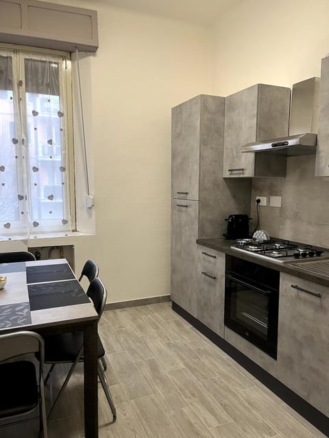 Kitchen or kitchenette, Dining area, oven, stove