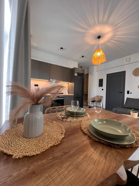 Kitchen or kitchenette, Living room, Seating area, Dining area