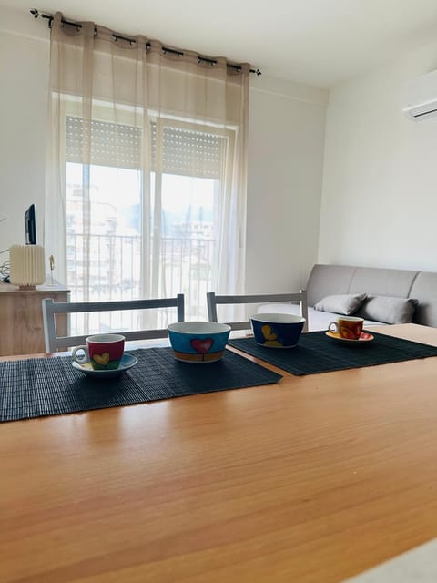 Living room, Seating area, Dining area, air conditioner