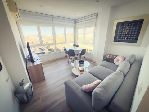 TV and multimedia, Living room, Seating area, Dining area