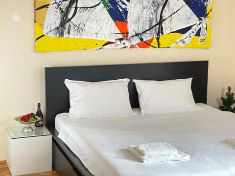 Bed, Bedroom, towels