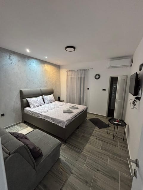 Bed, TV and multimedia, Photo of the whole room, Bedroom, towels