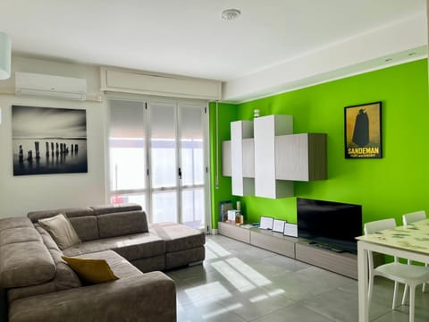 TV and multimedia, Seating area, air conditioner