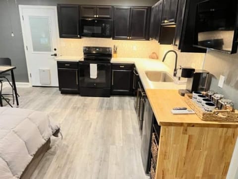 Kitchen or kitchenette, Dining area, dishwasher, stove