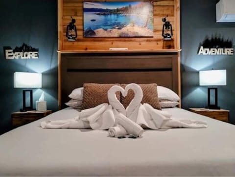 Bed, Bedroom, towels