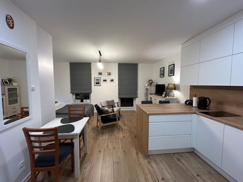 TV and multimedia, Coffee/tea facilities, Kitchen or kitchenette, Living room, Seating area, Dining area, stove