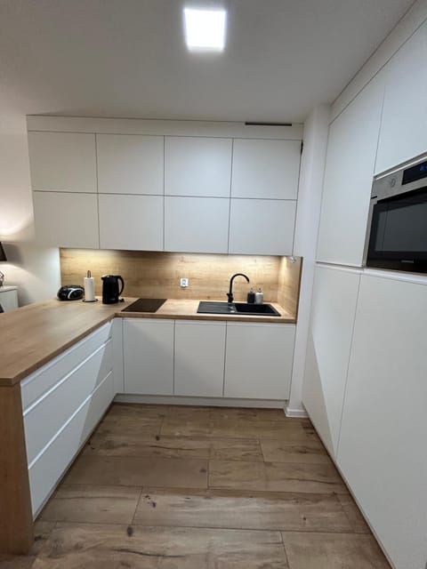 Coffee/tea facilities, Kitchen or kitchenette, dishwasher, stove