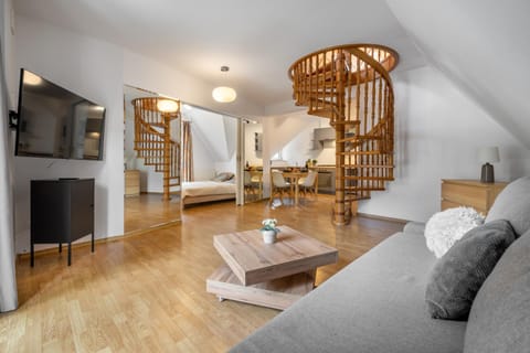 Communal lounge/ TV room, Bed, TV and multimedia, Living room, Photo of the whole room, Seating area, Evening entertainment, Bedroom