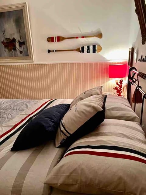 Bed, Photo of the whole room, Decorative detail, Bedroom, flat iron, hair dryier