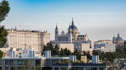 Nearby landmark, Off site, Entertainment