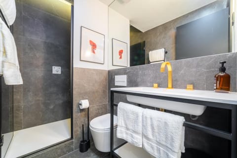 Shower, Bathroom, hair dryier, towels