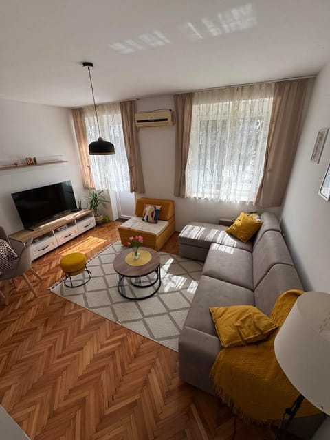 TV and multimedia, Living room, Photo of the whole room, Seating area, Evening entertainment, air conditioner