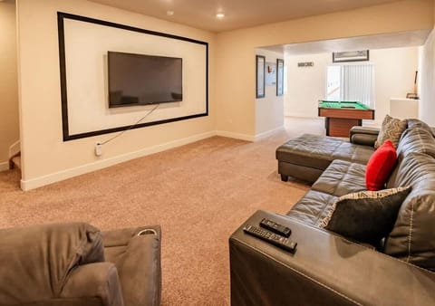 Newly Built 4BR Spacious Retreat in Peyton House in Black Forest