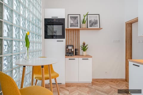 Coffee/tea facilities, Kitchen or kitchenette, oven, kitchen