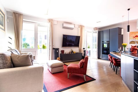Communal lounge/ TV room, TV and multimedia, Kitchen or kitchenette, Living room, Seating area, Dining area, Evening entertainment