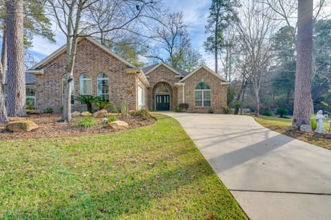 Spacious and Modern Home in Montgomery with Deck! House in Lake Conroe