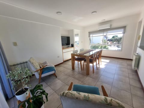 Communal lounge/ TV room, TV and multimedia, Kitchen or kitchenette, Living room, Dining area