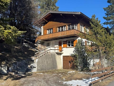 Quietly situated holiday home with marvelous mountain views Apartment in Adelboden