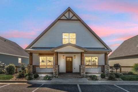 Hooked on Branson Cove - Pool Hot Tub & Fireplace House in Ridgedale