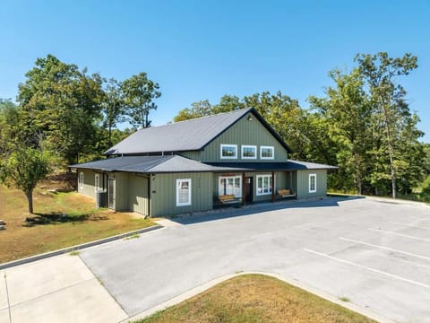 8-Bedroom Branson Retreat- Hot Tub & Porch Swings House in Branson