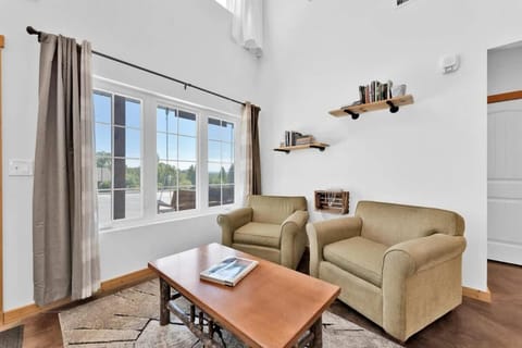 8-Bedroom Branson Retreat- Hot Tub & Porch Swings House in Branson