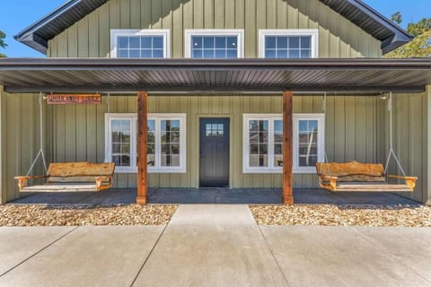 8-Bedroom Branson Retreat- Hot Tub & Porch Swings House in Branson