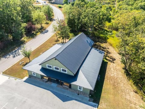 8-Bedroom Branson Retreat- Hot Tub & Porch Swings House in Branson