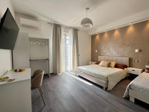 Bed, TV and multimedia, Photo of the whole room, Seating area, Bedroom, air conditioner
