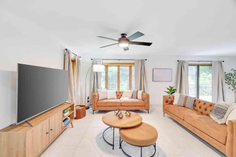 Woodlands Hideaway- Hot Tub Grill & Games House in Hickory Run State Park