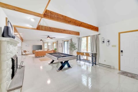 Woodlands Hideaway- Hot Tub Grill & Games House in Hickory Run State Park