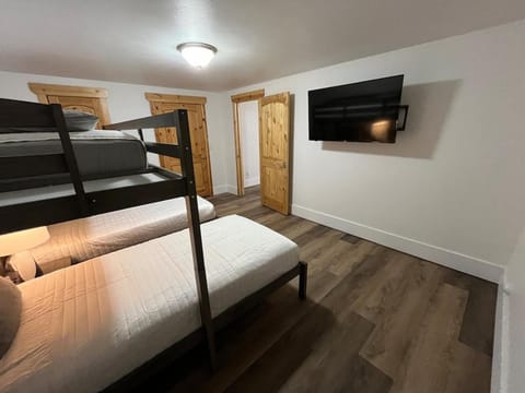 Spacious Modern Home with Game Room Apartment in Driggs