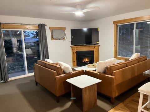 Spacious Modern Home with Game Room Apartment in Driggs