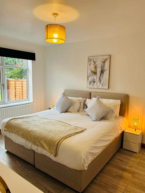 Spacious 4 Bed with Free Parking House in Southampton