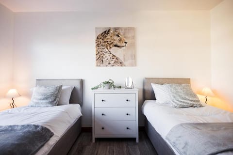 Spacious 4 Bed with Free Parking House in Southampton