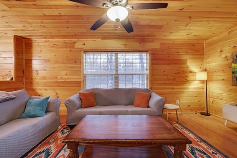 Cozy Freeland Retreat- Firepit Pool Table Hot Tub House in Luzerne County