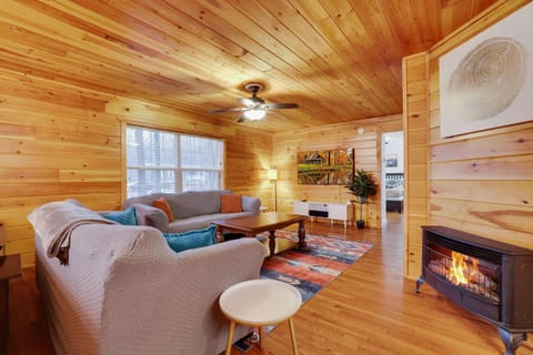 Cozy Freeland Retreat- Firepit Pool Table Hot Tub House in Luzerne County