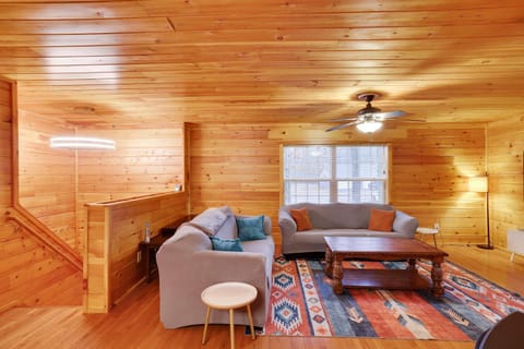 Cozy Freeland Retreat- Firepit Pool Table Hot Tub House in Luzerne County