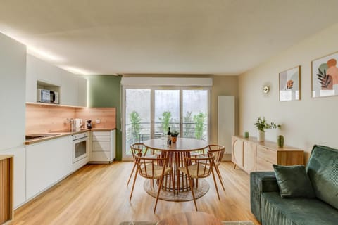Kitchen or kitchenette, Living room, Seating area, Dining area
