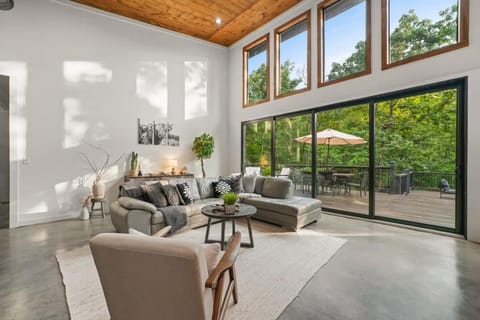 HGTV Cabin- 2 Private Acres -Patio Oasis Dogs OK Cabin in Oklahoma