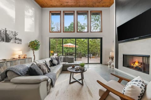 HGTV Cabin- 2 Private Acres -Patio Oasis Dogs OK Cabin in Oklahoma