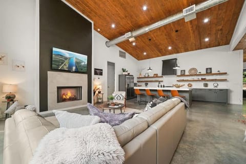 HGTV Cabin- 2 Private Acres -Patio Oasis Dogs OK Cabin in Oklahoma